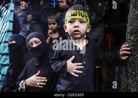 Kolkata, India. 20 ago 2021. Un ragazzo musulmano sciita mette la sua mano sul petto come segno di dignità e di onore durante la processione del lutto di Ashura (festa islamica che avviene il 10° giorno di Muharram) per commemorare l'anniversario del martirio di Hussein. (Foto di JIT Chattopadhyay/SOPA Images/Sipa USA) Credit: Sipa USA/Alamy Live News Foto Stock