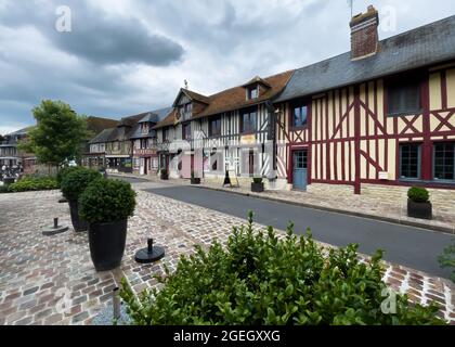 Beuvron en Auge, Francia - 3 agosto 2021: Beuvron-en-Auge, uno dei più bei villaggi di Francia, è un comune nel dipartimento del Calvados e N Foto Stock