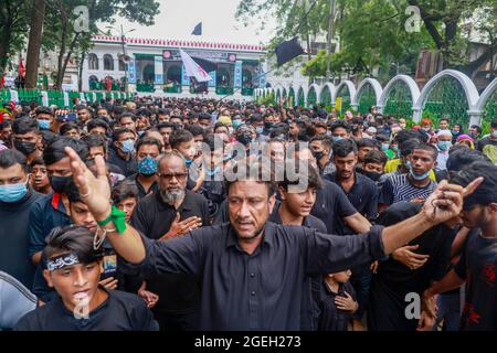 Dhaka, Bangladesh. 20 ago 2021. I musulmani del Bangladesh Shia hanno osservato Ashura con rituali in lutto nel ricordo del martirio del nipote del profeta Imam Hossain a Karbala, in Dhaka, Bangladesh, il 20 agosto 2021. Hanno portato fuori la processione principale conosciuta come Tazia o il mausoleo simbolico di Imam Hasan e di Hossain da Hossaini Dalan Imambara di vecchia Dhaka. Ashura è osservato il 10 giorno del mese lunare Muharram nel calendario islamico. Segna il culmine del ricordo di Muharram quando i musulmani sciiti commemorano l'uccisione del nipote del profeta Mohammad, Imam Hossain Foto Stock