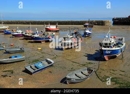 Barche da pesca a bassa marea nel porto esterno, Folkestone, Kent, Inghilterra, Regno Unito Foto Stock