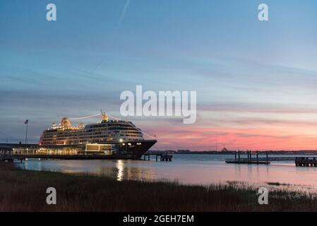 Una nave da crociera ormeggiata nel fiume Cooper a Charleston, Carolina del Sud, USA Foto Stock