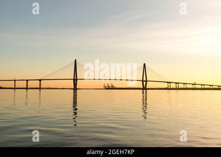 Il ponte junior Arthur Ravenel sul fiume cooper a Charleston, Carolina del Sud, USA all'alba Foto Stock