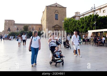 La gente ha visto in Piazza 'Angelo Scandaliato', piazza principale di Sciacca. In Sicilia, i casi di infezioni da Coronavirus sono aumentati a causa dell'enorme afflusso di turisti e del basso numero di persone vaccinate. Foto Stock