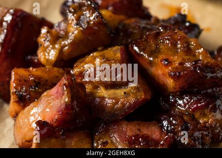 Barbecue con salsa alle estremità bruciate affumicate fatte in casa Foto Stock