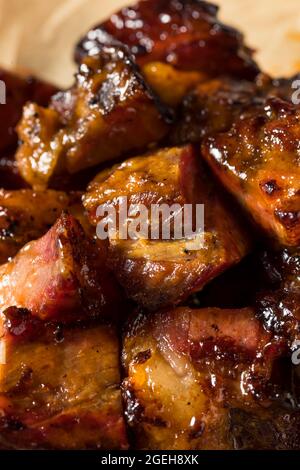 Barbecue con salsa alle estremità bruciate affumicate fatte in casa Foto Stock