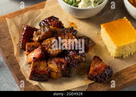 Barbecue con salsa alle estremità bruciate affumicate fatte in casa Foto Stock