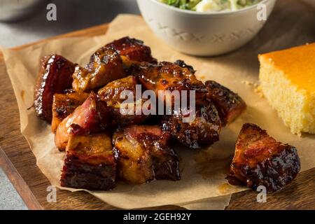 Barbecue con salsa alle estremità bruciate affumicate fatte in casa Foto Stock