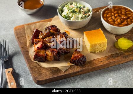 Barbecue con salsa alle estremità bruciate affumicate fatte in casa Foto Stock