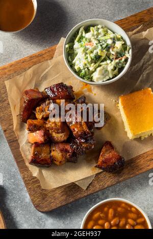 Barbecue con salsa alle estremità bruciate affumicate fatte in casa Foto Stock