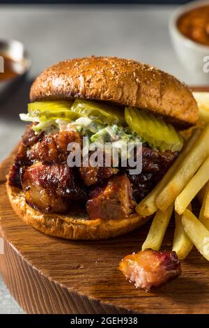 Sandwich al barbecue con finte al barbecue affumicate fatte in casa e fritte francesi Foto Stock