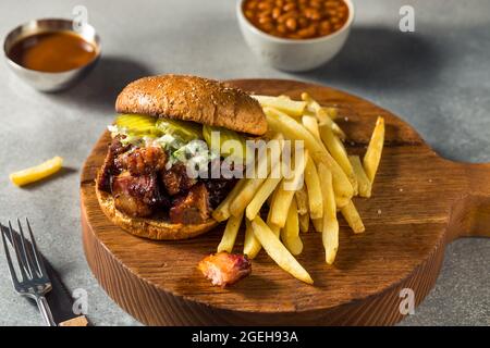 Sandwich al barbecue con finte al barbecue affumicate fatte in casa e fritte francesi Foto Stock