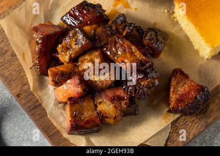 Barbecue con salsa alle estremità bruciate affumicate fatte in casa Foto Stock