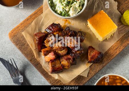 Barbecue con salsa alle estremità bruciate affumicate fatte in casa Foto Stock