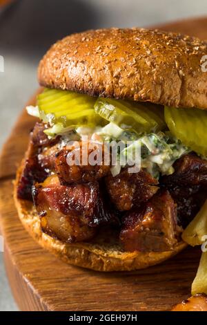 Sandwich al barbecue con finte al barbecue affumicate fatte in casa e fritte francesi Foto Stock