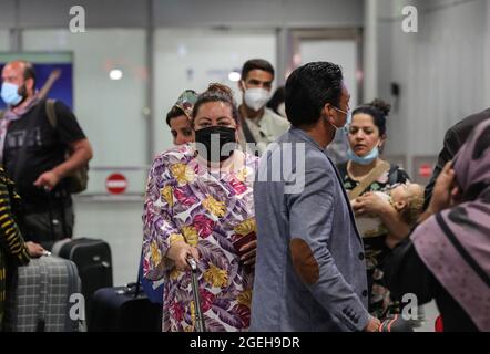 Francoforte, Germania. 20 ago 2021. I passeggeri di un volo di Lufthansa che porta evacuati dall'Afghanistan arrivano all'aeroporto internazionale di Francoforte, a Francoforte, Germania, 20 agosto 2021. Credit: Armando Babani/Xinhua/Alamy Live News Foto Stock