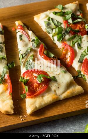 Sana pizza fatta in casa Margherita Flatbread con basilico e pomodoro Foto Stock