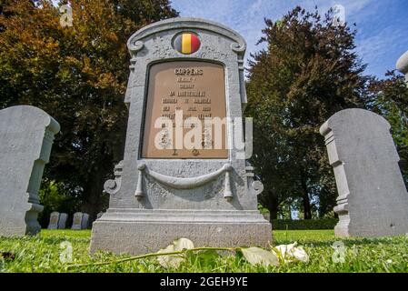 Tomba della prima Guerra Mondiale / lapide al cimitero militare belga della Battaglia dei caschi d'Argento / Slag der Zilveren Helmen, Halen, Limburgo, Belgio Foto Stock