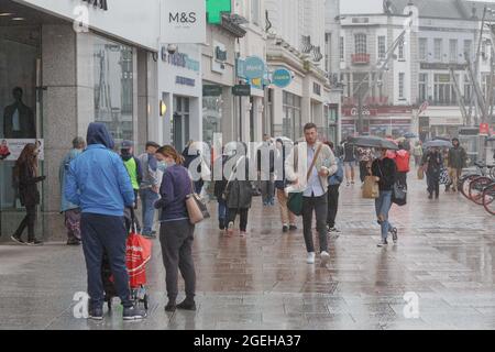 Cork, Irlanda. 20 ago 2021. Shoppers Brave Heavy Rain, Cork, Irlanda. Nonostante le forti e persistenti docce in tutta la contea ribelle questa mattina gli acquirenti hanno ancora sfidato il centro della città oggi. Gli ombrelloni fiancheggiavano le strade della città fino a che l'occhio poteva vedere e alcuni amanti dello shopping hanno persino gustato il pranzo all'aperto sotto alcuni dei molti gazebo sparsi in tutta la città. Credit: Damian Coleman/Alamy Live News Foto Stock