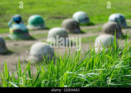 44 Monumento ai caschi che simboleggia l'occupazione tedesca della prima Guerra Mondiale dopo la battaglia dei caschi d'Argento / Slag der Zilveren Helmen, Halen, Limburgo, Belgio Foto Stock