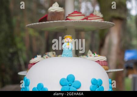 Tavolo Da Dessert Alla Festa Di Compleanno Per Bambini Torta Caramelle  Marshmallow - Fotografie stock e altre immagini di Alzata per torte - iStock