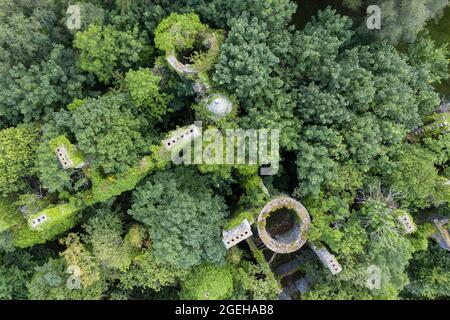 Veduta aerea del Castello di Buchanan Scozia. Castello in rovina con camini e torretta soprarse di alberi Foto Stock