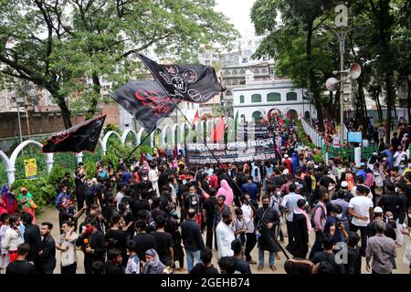 Non esclusiva: DHAKA, BANGLADESH - AGOSTO 20: Shias fa uscire la consueta parata di Tazia, i partecipanti, piani per la parata e inizia il loro riconoscimento Foto Stock