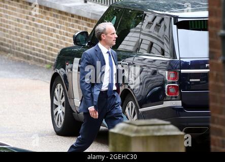 Londra, Inghilterra, Regno Unito. 20 ago 2021. Il ministro degli Esteri del Regno Unito e il primo segretario di Stato DOMINIC RAAB è visto alla porta di Downing Street mentre l'opposizione lo chiama a dimettersi per la gestione della crisi in Afghanistan. (Credit Image: © Tayfun Salci/ZUMA Press Wire) Foto Stock