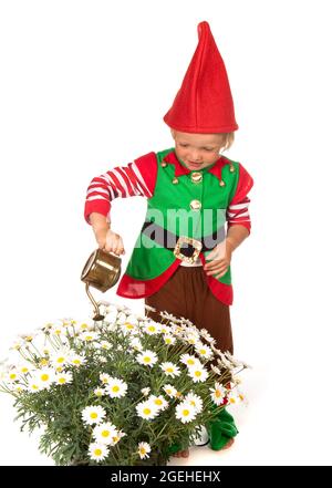 Ragazzo vestito come gnome da giardino con una lattina d'acqua Foto Stock