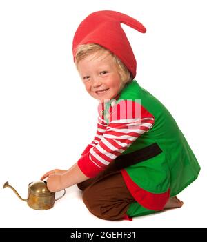 Ragazzo vestito come gnome da giardino con una lattina d'acqua Foto Stock