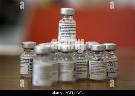 Londra, Regno Unito. 18 ago 2021. Flaconcini di vaccino Pfizer Covid-19 presso un centro di vaccinazione di Londra. (Foto di Dinendra Haria/SOPA Images/Sipa USA) Credit: Sipa USA/Alamy Live News Foto Stock
