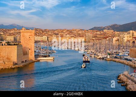 Gli yacht arrivano al porto vecchio di Marsiglia al tramonto. Marsiglia, Francia Foto Stock