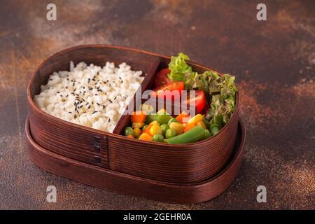 Pranzo sano in legno giapponese bento scatola. Concetto equilibrato di cibo sano Foto Stock