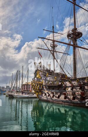 Porto di Genova, Italia con la riproduzione di una nave di un galeone spagnolo del XVII secolo Foto Stock