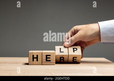 Maschio mano che gira cubi di legno, blocchi e cambiare il senso della parola. Immagine concettuale sui diritti umani, l'istruzione, le questioni sociali, la salute mentale Foto Stock