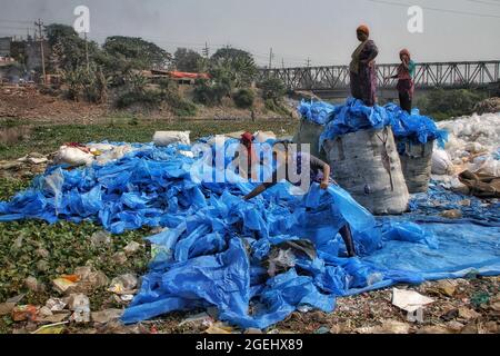 Dhaka, Bangladesh . 20 ago 2021. Dhaka, Bangladesh, 20 agosto 2021: Le lavoratrici di Kagrangichar raccolgono e separano i sacchi monouso da riutilizzare in una fabbrica di politene. Credit: Maruf Rahman /Eyepix Group/Alamy Live News Credit: Eyepix Group/Alamy Live News Foto Stock