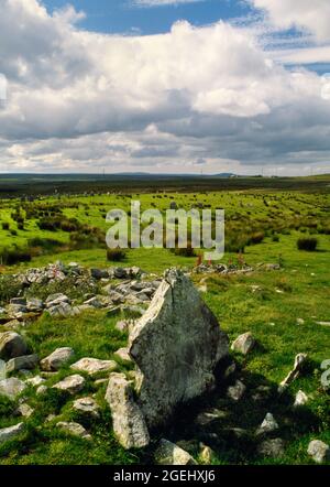 Vista NW della camera di sepoltura esposta di Achkinloch Neolitico circolare con Achavanich Bronze Age pietra a U posto sul retro, Scozia, Regno Unito. Foto Stock
