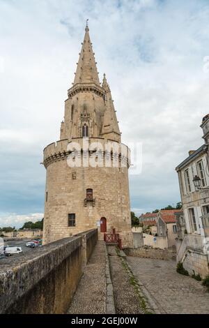 Colpo verticale della torre medievale Lanterna di la Rochelle in Francia Foto Stock