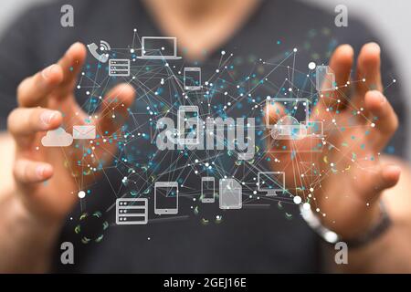 La mano della persona raggiunge i dispositivi 3D renderizzati e i file collegati l'uno all'altro Foto Stock