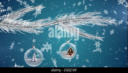 Immagine di un ramo di abete bianco con baubles di natale in vetro sospeso Foto Stock