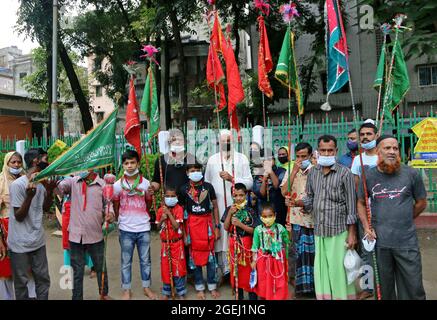 Dhaka, Bangladesh, 20 agosto: I bambini scias prendono parte al giorno del lutto per commemorare la Giornata di Ashura. Il decimo giorno di Muharram è celebrato come Ashura, i musulmani sciiti celebrano il giorno come giorno di lutto per ricordare il martirio del nipote del profeta Hazrat Muhammad, Hazrat Imam Hussain, i suoi parenti e 72 sostenitori durante lo scontro di Karbala in questo giorno nell'anno Hijri del 61. Credit: Habibur Rahman / Eyepix Group/Alamy Live News Foto Stock
