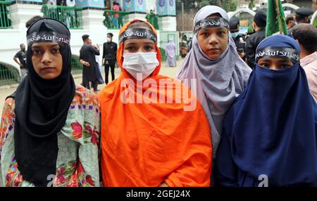 Dhaka, Bangladesh, 20 agosto: le donne scias si pongono mentre prendono parte al giorno del lutto per commemorare la Giornata di Ashura. Il decimo giorno di Muharram è celebrato come Ashura, i musulmani sciiti celebrano il giorno come giorno di lutto per ricordare il martirio del nipote del profeta Hazrat Muhammad, Hazrat Imam Hussain, i suoi parenti e 72 sostenitori durante lo scontro di Karbala in questo giorno nell'anno Hijri del 61. Credit: Habibur Rahman / Eyepix Group/Alamy Live News Foto Stock