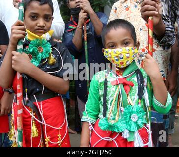 Dhaka, Bangladesh, 20 agosto: I bambini scias prendono parte al giorno del lutto per commemorare la Giornata di Ashura. Il decimo giorno di Muharram è celebrato come Ashura, i musulmani sciiti celebrano il giorno come giorno di lutto per ricordare il martirio del nipote del profeta Hazrat Muhammad, Hazrat Imam Hussain, i suoi parenti e 72 sostenitori durante lo scontro di Karbala in questo giorno nell'anno Hijri del 61. Credit: Habibur Rahman / Eyepix Group/Alamy Live News Foto Stock