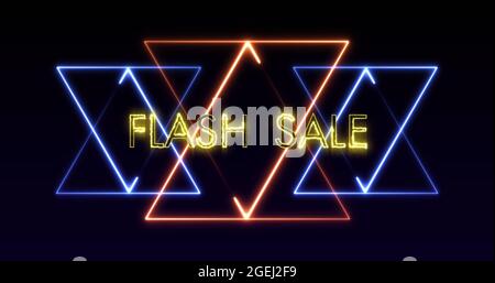 Immagine del testo di vendita flash in lettere gialle incandescenti sopra i triangoli al neon Foto Stock