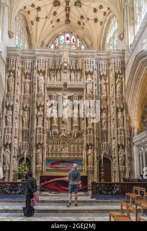 Il Grande schermo, un ornato schermo in pietra del XV secolo situato dietro l'altare maggiore nella Cattedrale di Winchester, Winchester, Hampshire, Inghilterra, Regno Unito Foto Stock