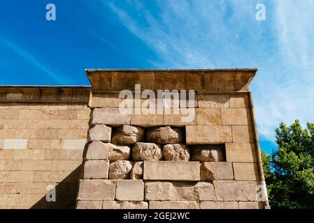 Madrid, Spagna - 3 luglio 2021: Tempio di Debod. Si tratta di un antico tempio egiziano che è stato smantellato e ricostruito nel centro di Madrid Foto Stock