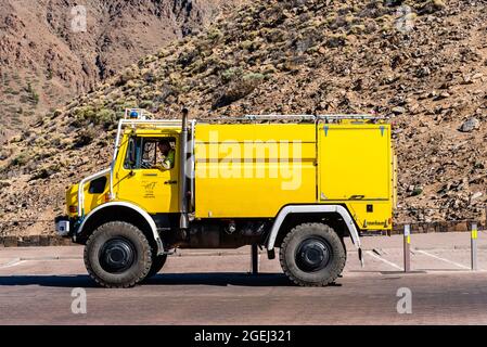 La Orotava, Spagna - 4 agosto 2021: Camion giallo di emergenza parcheggiato pronto per operare nel Parco Nazionale del Teide Foto Stock