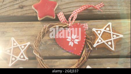 Immagine di biscotti tradizionali di pan di zenzero e decorazione di natale su sfondo di legno Foto Stock