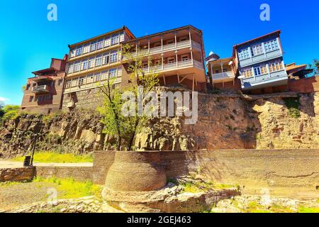 Case con tradizionali balconi in legno intagliato della Città Vecchia di Tbilisi, Repubblica di Georgia Foto Stock