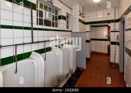 LONDON LINCOLN'S INN FIELDS CAMDEN I BAGNI GENTS VECCHIO STILE CON PIASTRELLE VERDI E BIANCHE Foto Stock