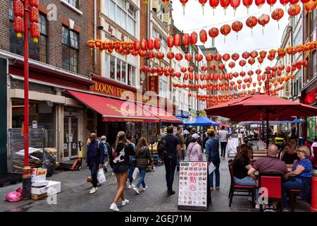 LONDON WESTMINSTER CHINATOWN NEGOZI SUPERMERCATO E ZONA PRANZO ALL'APERTO CON CAFFÈ Foto Stock